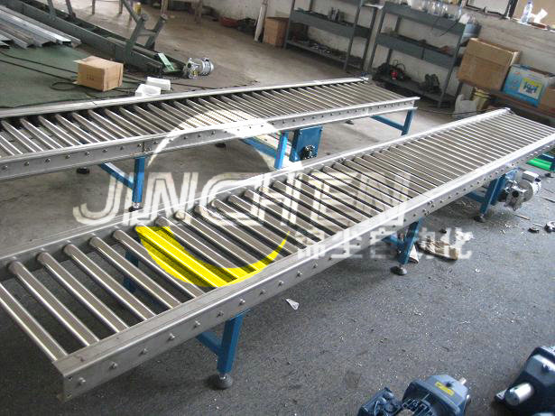 輸送機(jī)廠里的兩臺(tái)滾筒輸送機(jī)